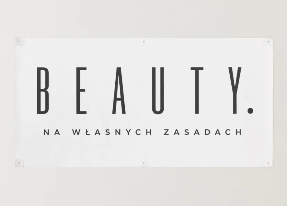 Baner reklamowy BEAUTY, studyjne ujęcie na białym tle