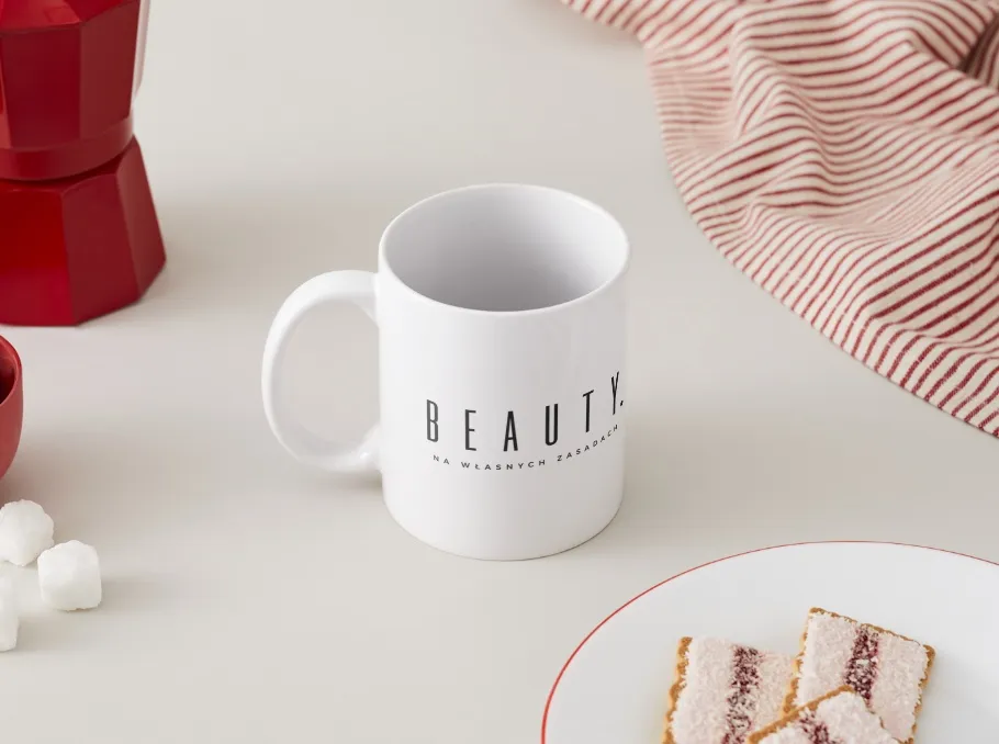 Kubek BEAUTY na stole śniadaniowym