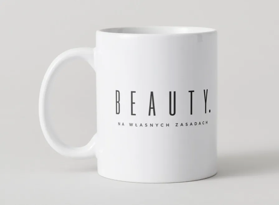 Kubek z logo BEAUTY, studyjne ujęcie