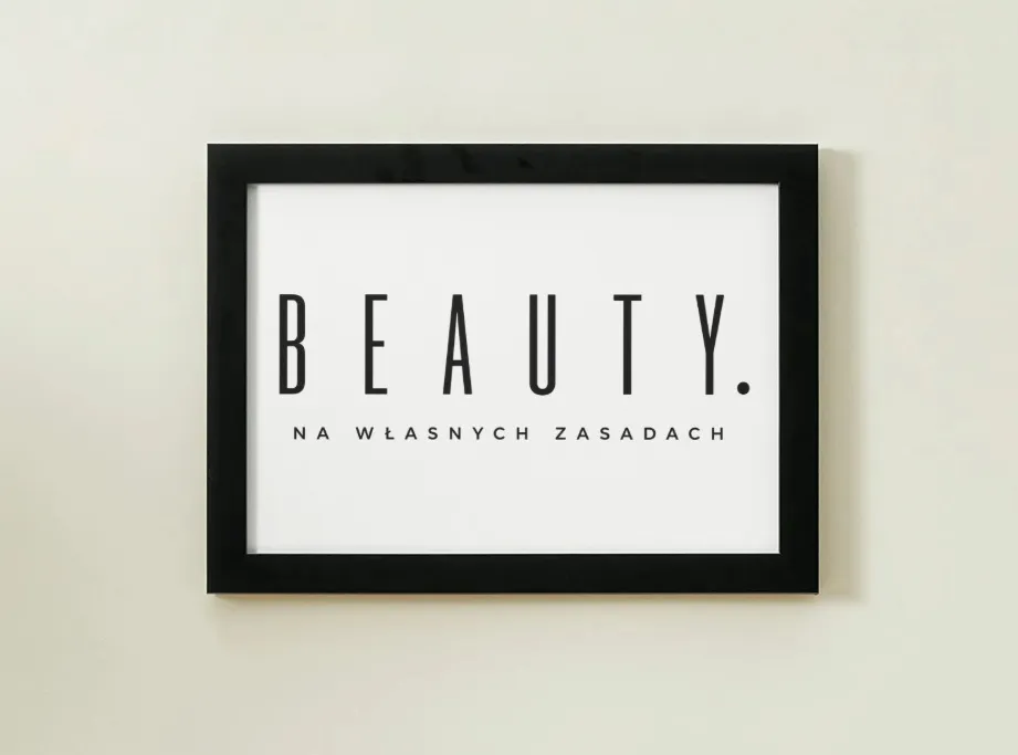 Plakat BEAUTY oprawiony w czarną ramkę na ścianie