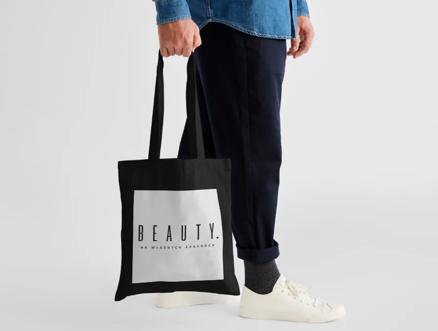 Torba BEAUTY niesiona przez osobę na ulicy